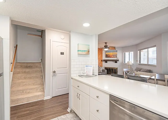 Runaway Bay Retreat With Outdoor Pool Ocean Stadt