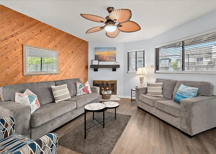 Runaway Bay Retreat With Outdoor Pool *
