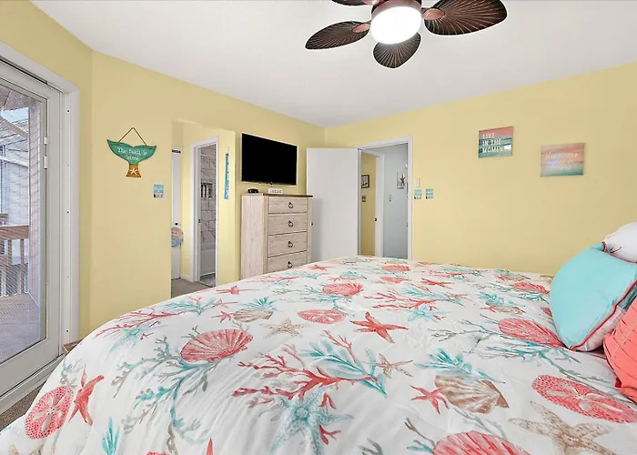 Runaway Bay Retreat With Outdoor Pool